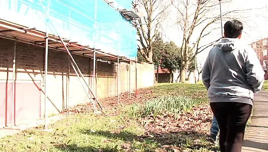 Heiße dreier-action mit brünettem schätzchen