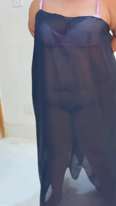 大きな胸のホットな継母が継息子の裸のボディショーで誘惑する