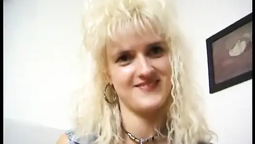 Немецкая милфа-блондинка в соло-действии