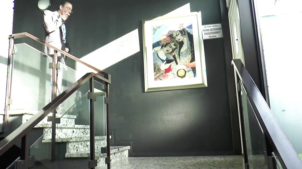 Секретарша-бомба милфа наслаждается анальным трахом