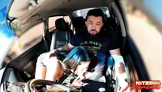 Blowjob im Verkehr: Brünette zeigt ihre Brüste und saugt alles im Auto