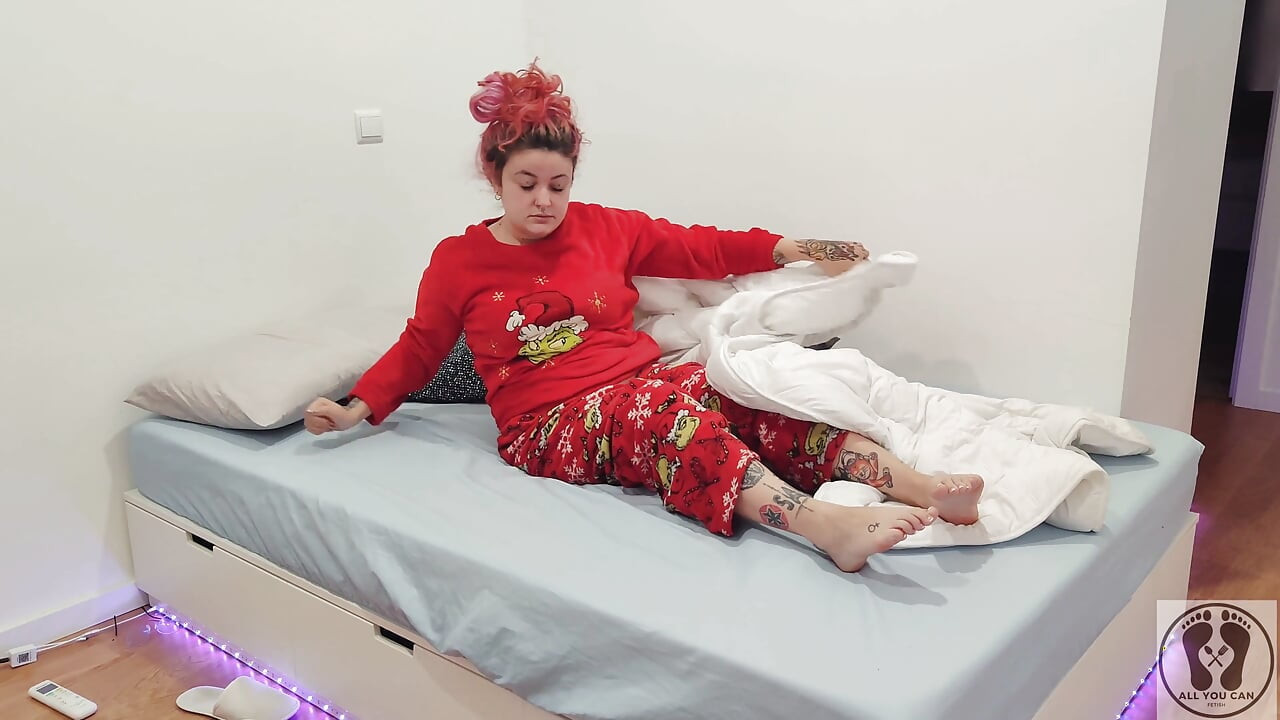 4K Pissing on Myself Before Shower Impossible Position Pee
