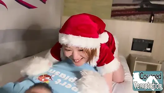 Süßestes weihnachtsmann-mädchen kommt rein, um hallo zu sagen. Süße Grüße, festliche Vibes, Herzen rennen!