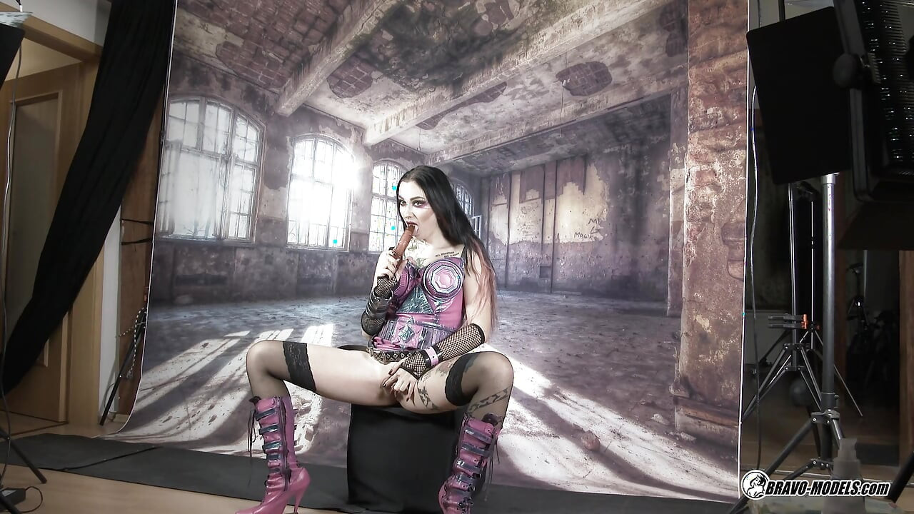 Sharlotte Thorne - 431 - Photoshoot Backstage