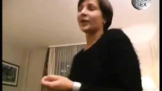 Kurze haare, brünette spielt und lutscht schwanz für diese klebrige weiße freude