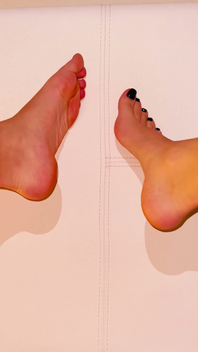 This slut jerks me off with her beautiful feet and cum her toes | Clip 1