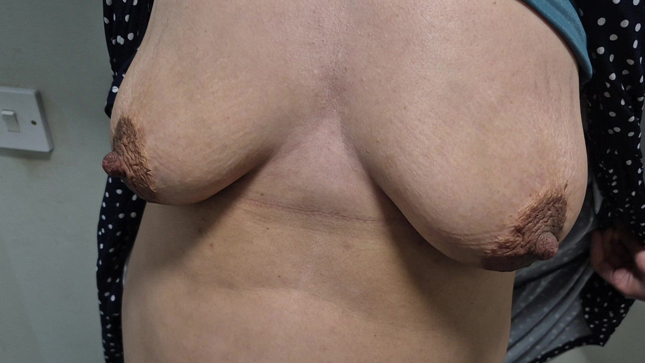 Hot Sexi women showing boob
