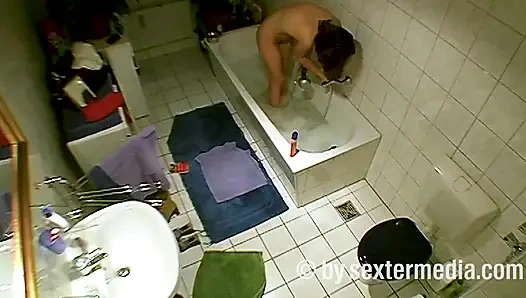 MILF Banyoda Kişisel Hijyen Yapıyor