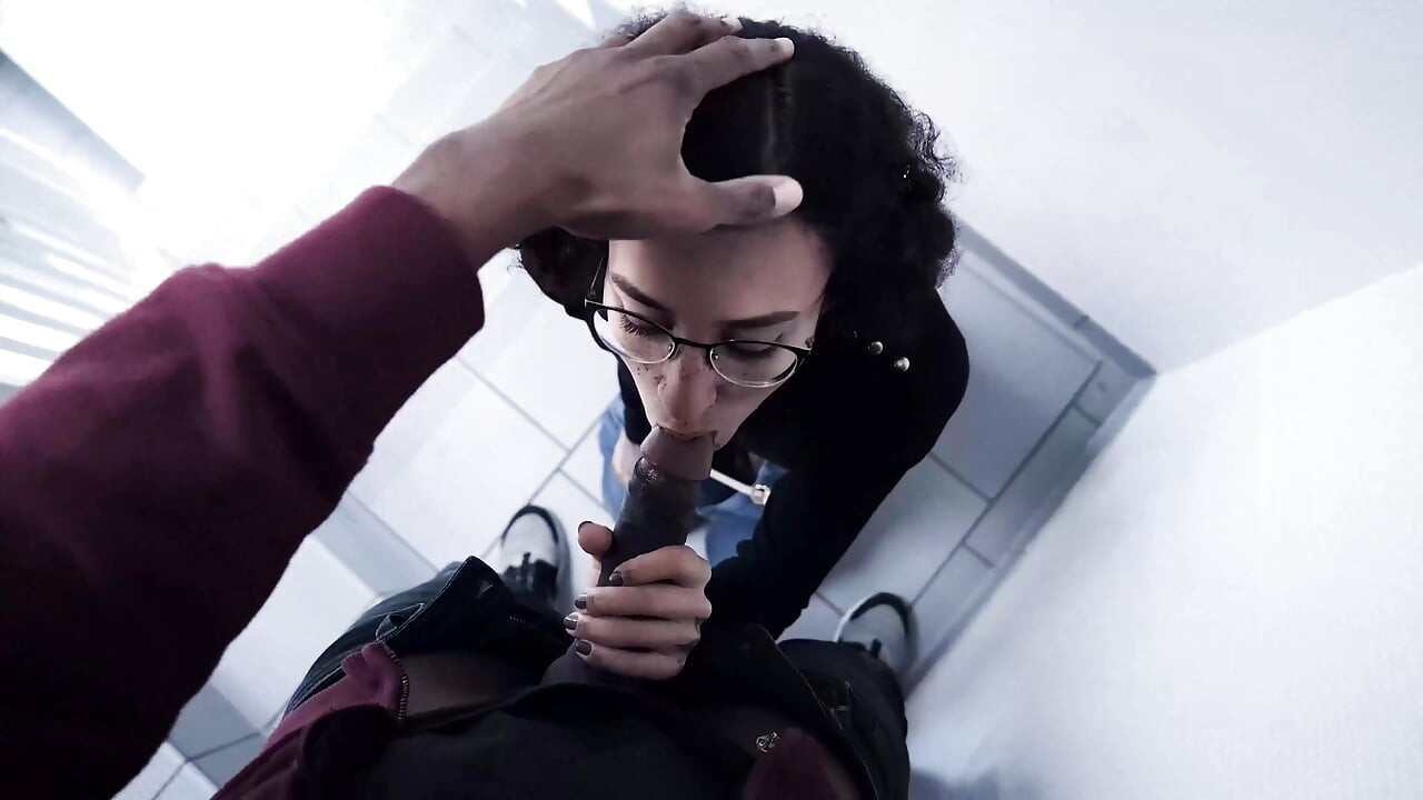 طالبة أمام الكاميرا لأول مرة