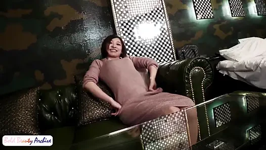 Masraflar hakkında yalan söylemek şehvetle tahrik edilen yeni evli kadın b darbelerinin altında çözülüyor ve derinlere iniyor