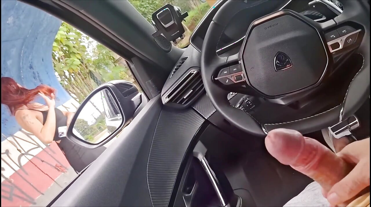 Handjob berisiko di dalam mobil untuk hottie di halte bus di depan umum!
