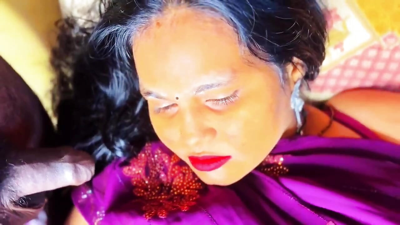 नोकर भाभीचे पाय दाबत असताना अचानक तिला स्पर्श करू लागला आणि शेवटी तिच्याशी सेक्स केला