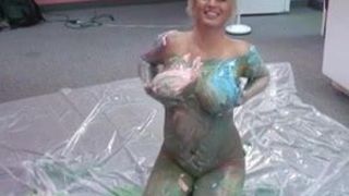 Milf com uma pintura corporal gostosa