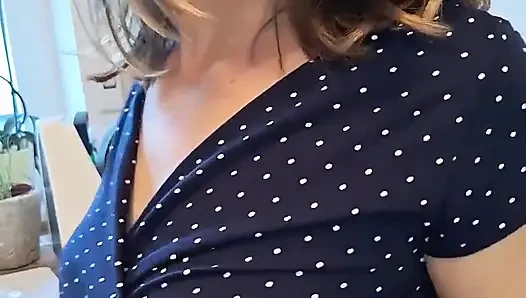 Fışkırtma, aşağılama ve mutfak dışkısına sokma - ateşli evli kadın/orta yaşlı seksi kadın mutfağında ve yemek masasında sert sikiliyor