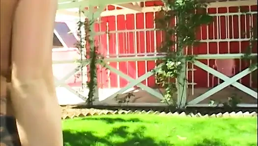 Wunderschöne brünette mit dicken möpsen wurde eingestellt, um einen garten zu kümmern, aber sie hat einige andere pläne