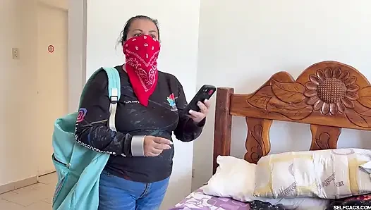 18 yaşındaki kız maskeli orta yaşlı seksi kadın tarafından sikiliyor ve ağzı tıkanıyor