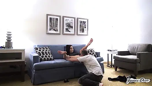 James Deen gibt Gia Dimarco das zu hause bleibende fickfest, das sie sich sehnt