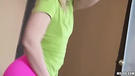 Anal deneyelim - Elizabeth Bentley sıkı balon götünde ilk anal deneyimini filme alıyor