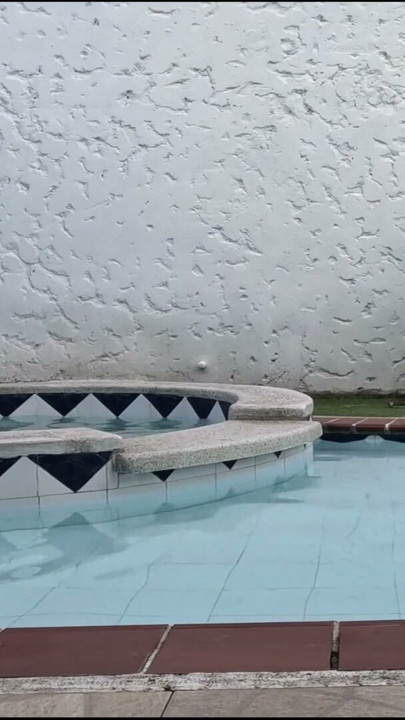 Eu vou para a piscina com minha esposa e enquanto ela está ocupada com seu celular eu fodo sua meia-irmã | Clipe 1