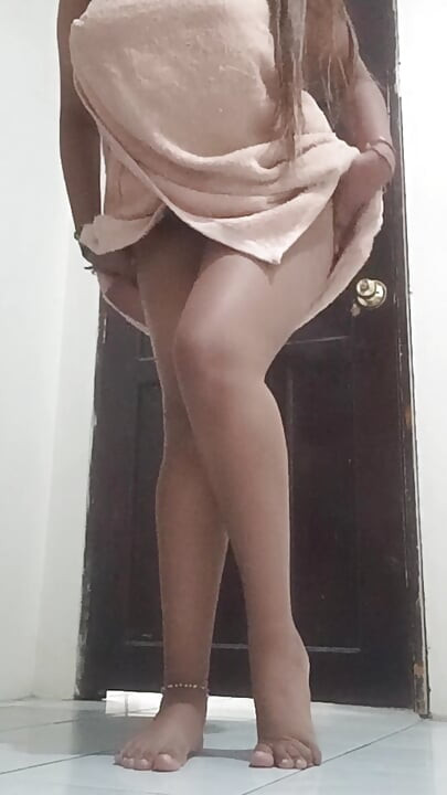 Mi tía desnuda, cambiándose de ropa en su habitación.