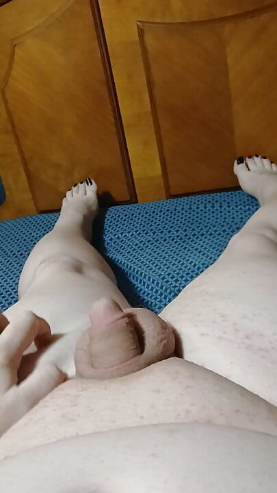 Tímida pequeña mariquita en entrenamiento se masturba y come propia corrida de la cámara después de terminar