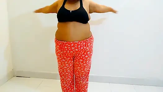 Во время тренировки в помещении, индийскую 19-летнюю толстушку горячую студентку трахнул сосед - сперма на киске