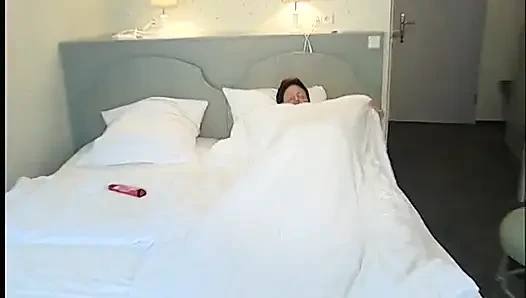 Thick mature masturbates in motel