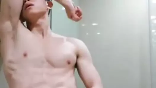 Yakışıklı adam emme