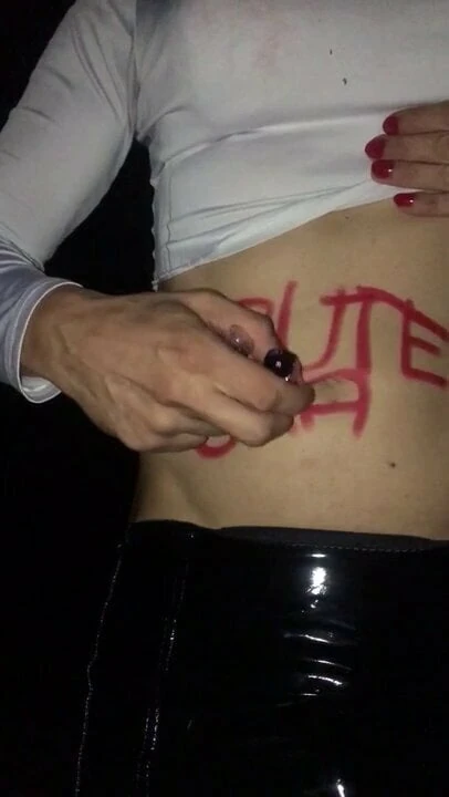 Lea ecrit pute gratuite elle meme sur son ventre
