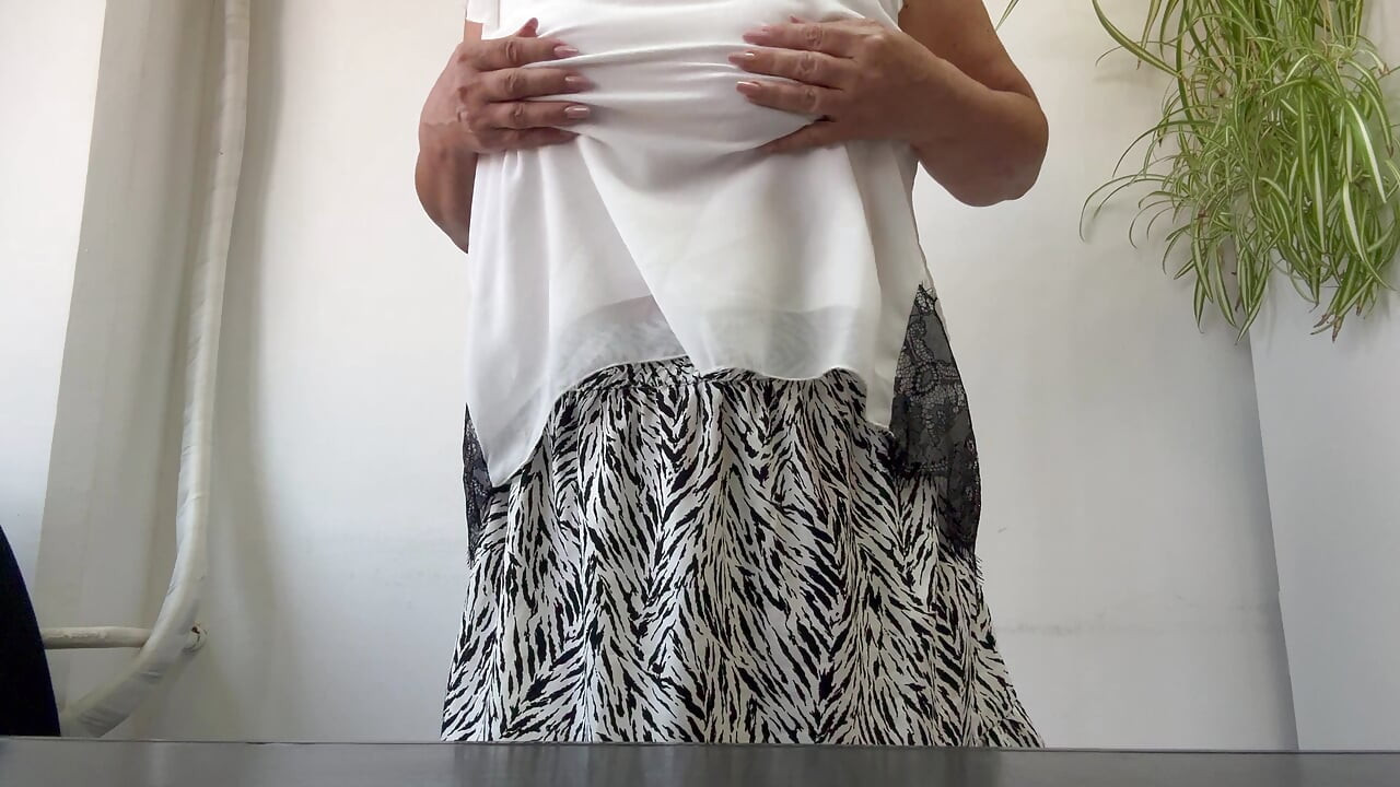 欲求不満なセクシーなミルフが職場でストリップティーズをする