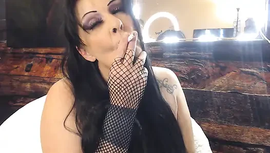 Gotik tanrıça sigara içiyor köle aşağılaması