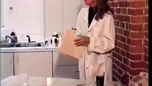 Похотливая брюнетка и здоровяк сосут один член на кухонном шкафе