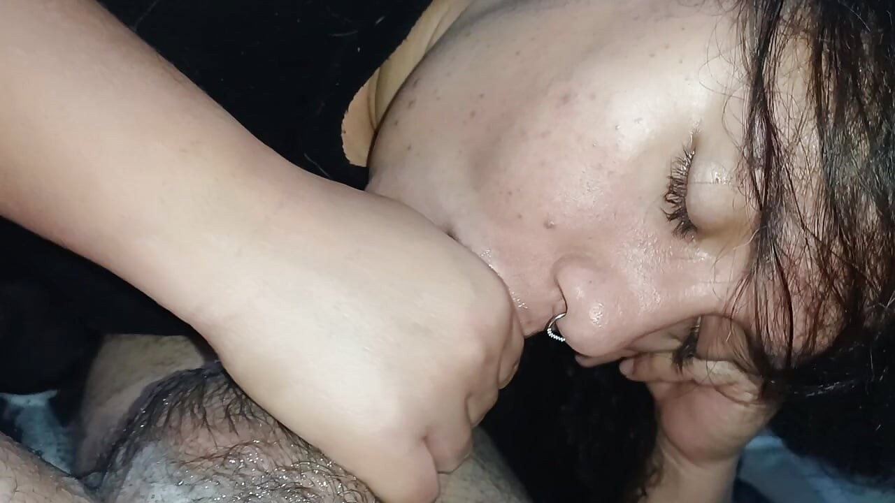 BUBBLING ALL HIS SALIVA IN A HOT BLOWJOB SMEARED WITH HORNINESS