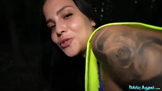 Kamu görevlisi - minyon tatlı kız çöpleri alıyor, ama jennifer mendez'in şipşiş için durduğu ortaya çıktı