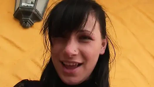 Возбужденная бабушка сосет массивный член, затем трахается в рот с камшотом