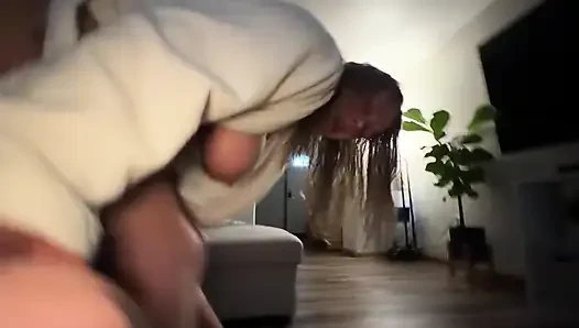 Istri semok ini memeknya dientot habis-habisan di sofa
