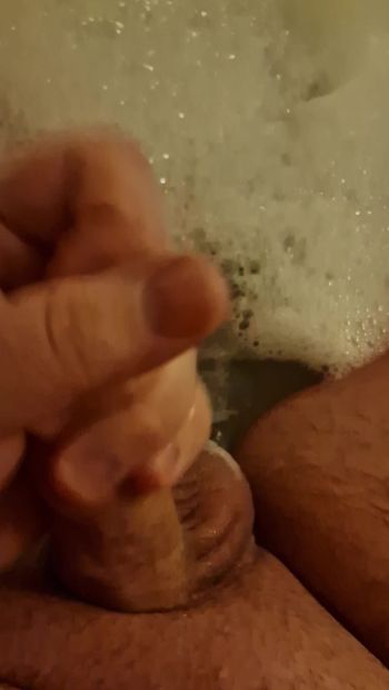 Du sperme dégoulinant dans la baignoire