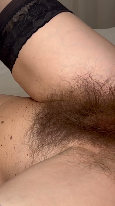 Büyük kıllı amcıklı ateşli olgun orta yaşlı seksi kadın yatakta sikiliyor | Klip 1