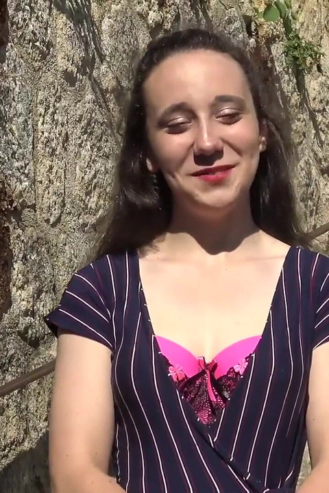 Amandine, utangaç ama yaramaz, vahşice sikiliyor