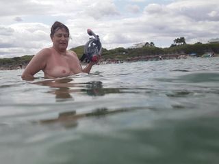 Chrissi khỏa thân bơi lội ở Mallorca