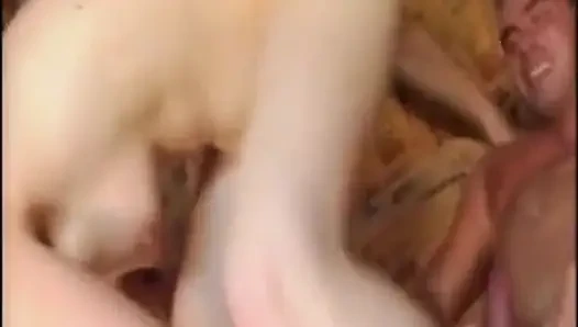 Geiles Gruppenblasen! Notgeile Schlampen Blasen Viele Schwänze Auf Einmal! Cumshot Ins Gesicht!