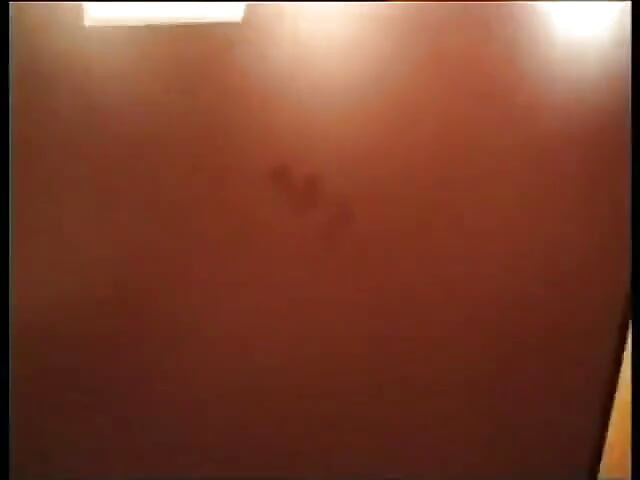 火辣黑发屁股在公共场合被两个男人性交