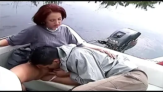 Zwei geile amateur-paare ficken auf einem Boot mitten auf dem see