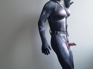 Shark zentai dengan sepatu bot paha dan sepatu balet