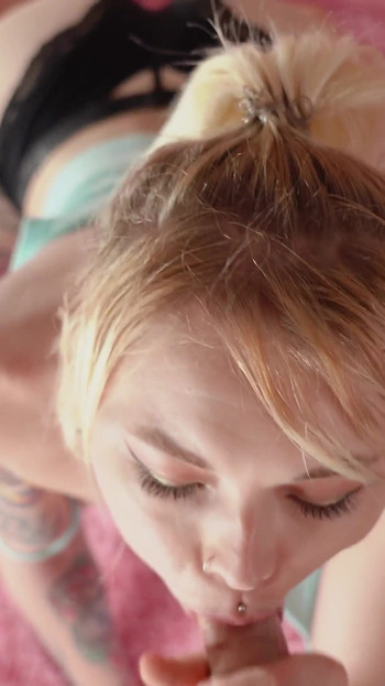 Πρόστυχη ξανθιά θέλει να φάει γλυκά χύσια και παίρνει πίπα. Καρνέλι Μπαντή