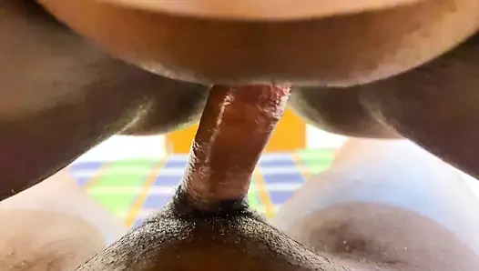 Üvey annem bana ıslak amcıkta ve kovboy kız binerken lezzetli yarağın nasıl olduğunu öğretiyor