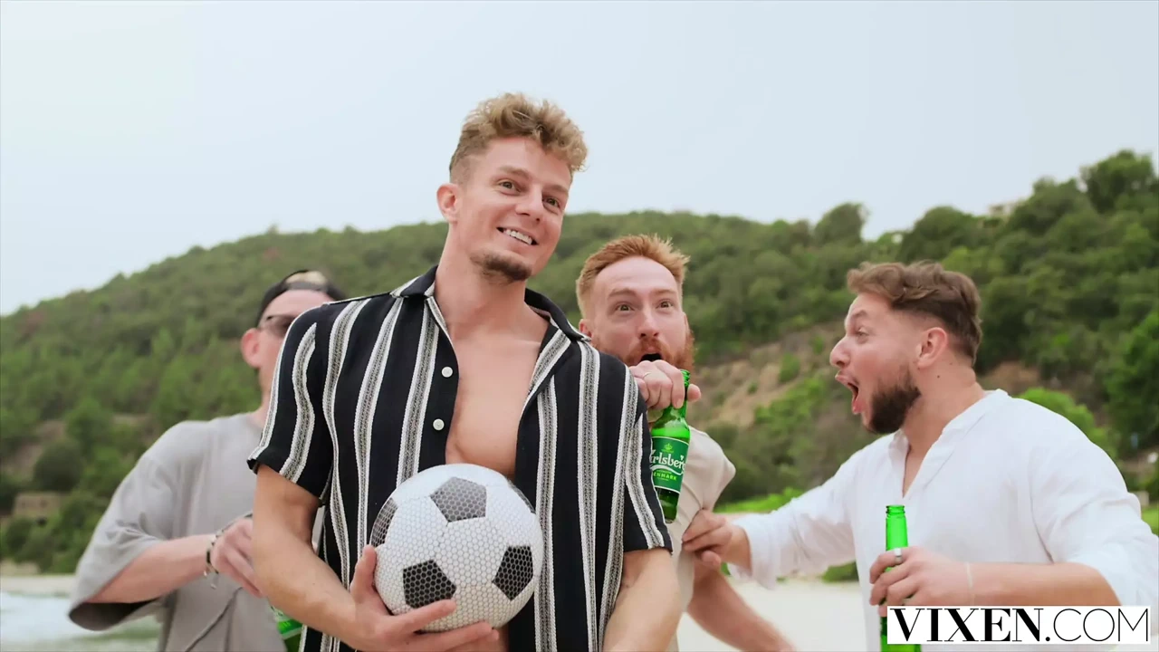 Vixen - 丰满无瑕的金发女郎Blake Blossom在泳池边享受最强烈的高潮