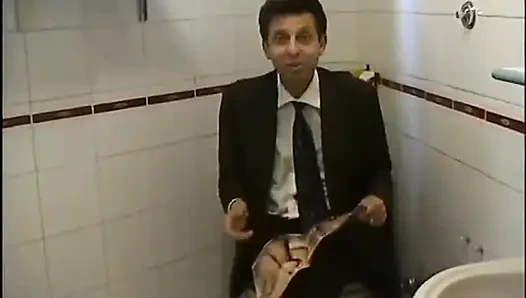 Çoraplı azgın iri güzel kadın sikiliyor ve yüzüne boşalma