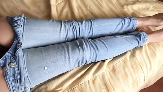 Я хочу трахнуть свою мачеху, но она не откроет ноги, поэтому я кончаю в ее задницу.