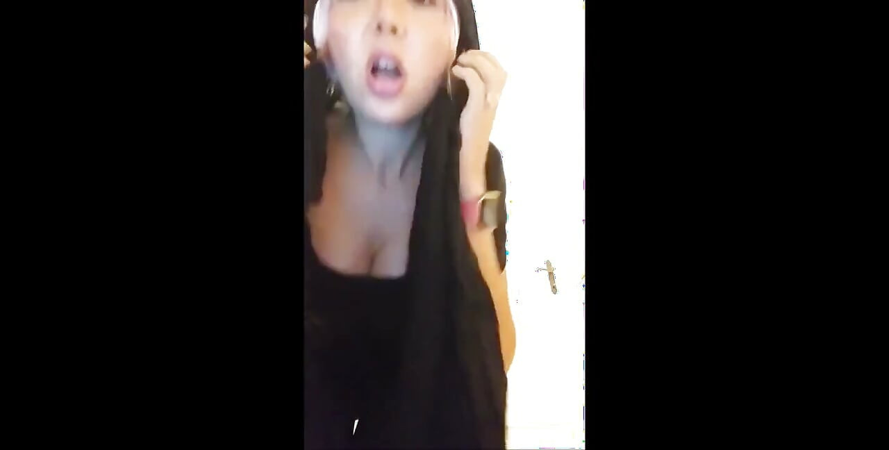 Una monja desatada. con tetas fantásticas pero realmente vulgar